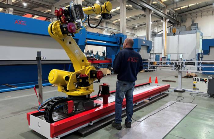 Robot para plegadora de chapa Axial